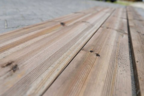 Deska tarasowa sosnowa 400x14,5x2,6cm ryfel drobny z przerwą BRĄZOWA