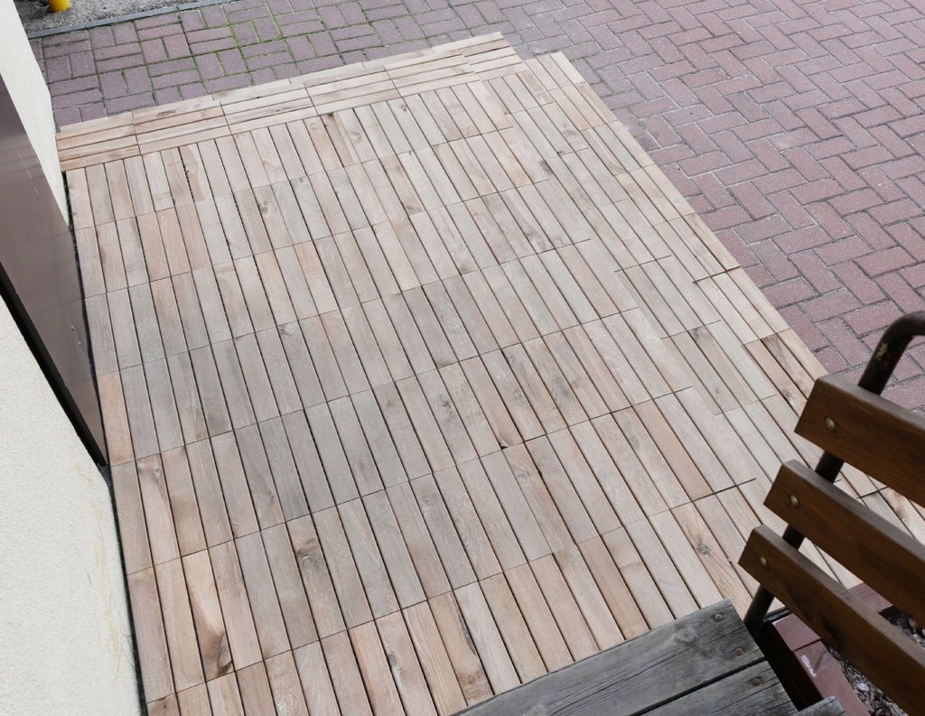 Podest tarasowy drewniany 30x30 na plastiku Podest tarasowy drewniany 30x30 na plastiku