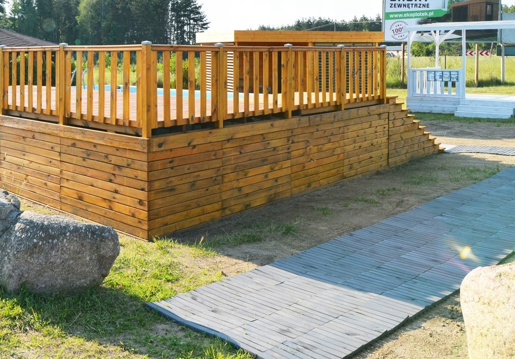 Podest tarasowy drewniany 30x30 na plastiku Podest tarasowy drewniany 30x30 na plastiku