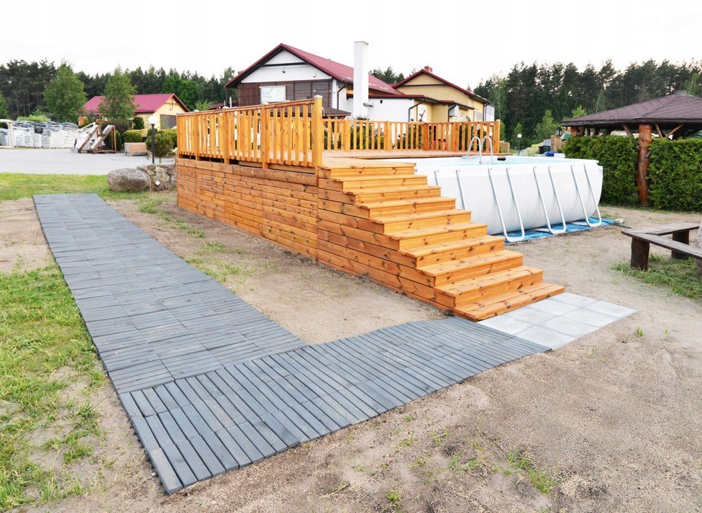 Podest tarasowy drewniany 30x30 na plastiku Podest tarasowy drewniany 30x30 na plastiku