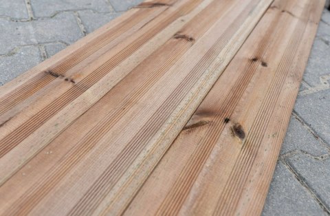 Deska tarasowa sosnowa 300x14,5x2,7cm ryfel drobny z przerwą BRĄZOWA